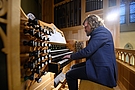 HfM-Orgelprofessor Martin Sturm an der Franz-Liszt-Gedächtnisorgel