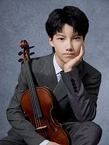 The picture shows a young person with a violin.