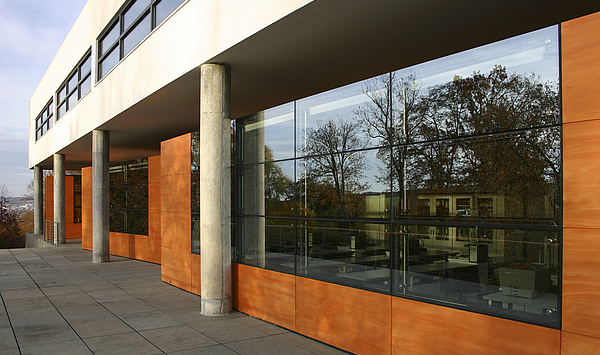 The picture shows the left side of a school building. Das Bild zeigt die linke Seite eines Schulgebäudes.