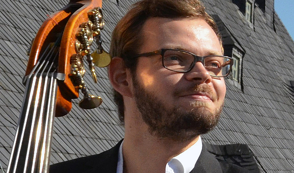 Neu im „Zugvogel“-Orchester: Weimarer Student Christoph Haaß wird Solo-Kontrabassist der Staatsphilharmonie Rheinland-Pfalz Neu im „Zugvogel“-Orchester: Weimarer Student Christoph Haaß wird Solo-Kontrabassist der Staatsphilharmonie Rheinland-Pfalz