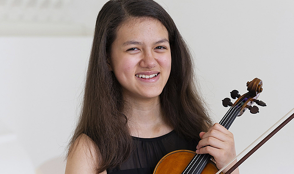 Debüt im Schießhaus: Zwei Preisträgerinnen des SPOHR-Violinwettbewerbs konzertieren bei den 61. Weimarer Meisterkursen Debüt im Schießhaus: Zwei Preisträgerinnen des SPOHR-Violinwettbewerbs konzertieren bei den 61. Weimarer Meisterkursen