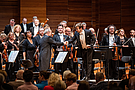 Maximilian Otto (3. Preis) dirigiert das MDR Sinfonieorchester