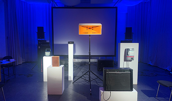 Das Bild zeigt verschiedene elektronische Geräte.