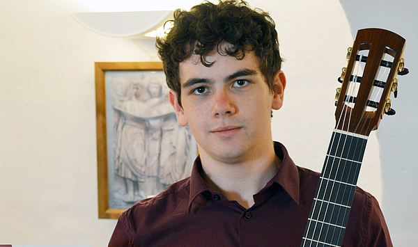 Nervenstärke im Finale: Weimarer Gitarrenstudent Daniló Kunze gewinnt den Deutschen Gitarrenpreis 2020 Nervenstärke im Finale: Weimarer Gitarrenstudent Daniló Kunze gewinnt den Deutschen Gitarrenpreis 2020