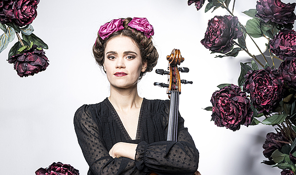 Das Bild zeigt eine Person mit einem Streichinstrument.