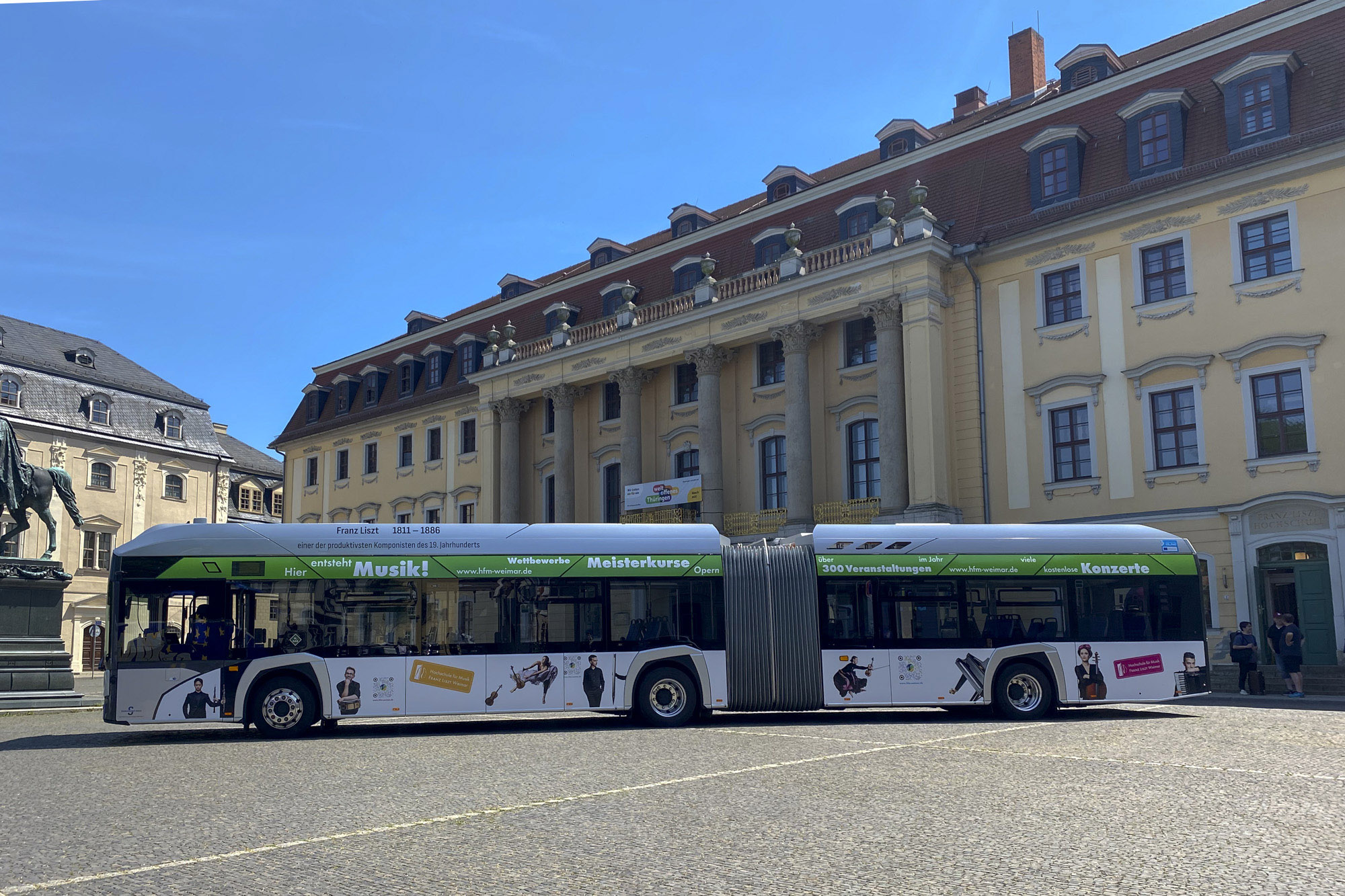 Das Bild zeigt einen Bus.