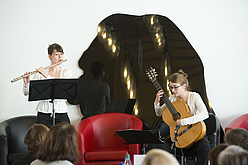 Das Baumbach-Duo eröffnete das kleine Bühnenprogramm in der Mensa.