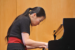 Studierende spielen für die Ehemaligen.