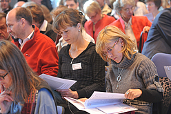 Die Ehemligen studieren das Programm...