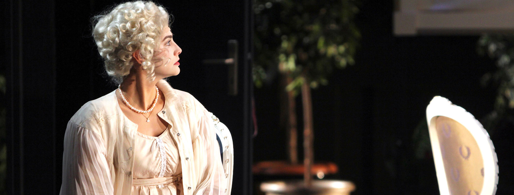 The picture shows a woman on a stage.