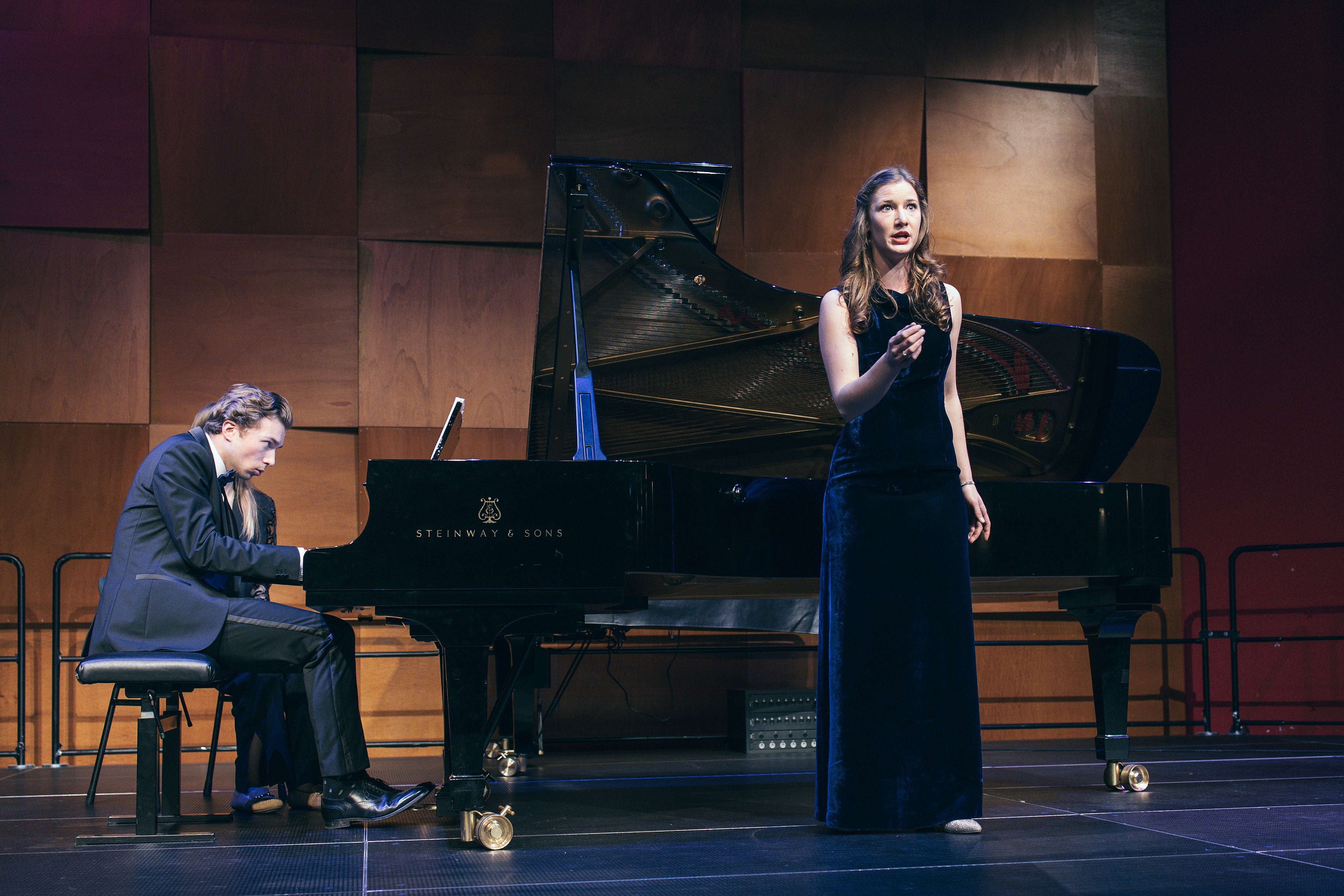 Das Bild zeigt eine Sängerin mit Begleitung am Klavier