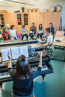 Musikunterricht mit Flüchtlingskindern