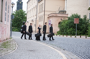Students between the Fürstenhaus and the Duchess Anna Amalia Library