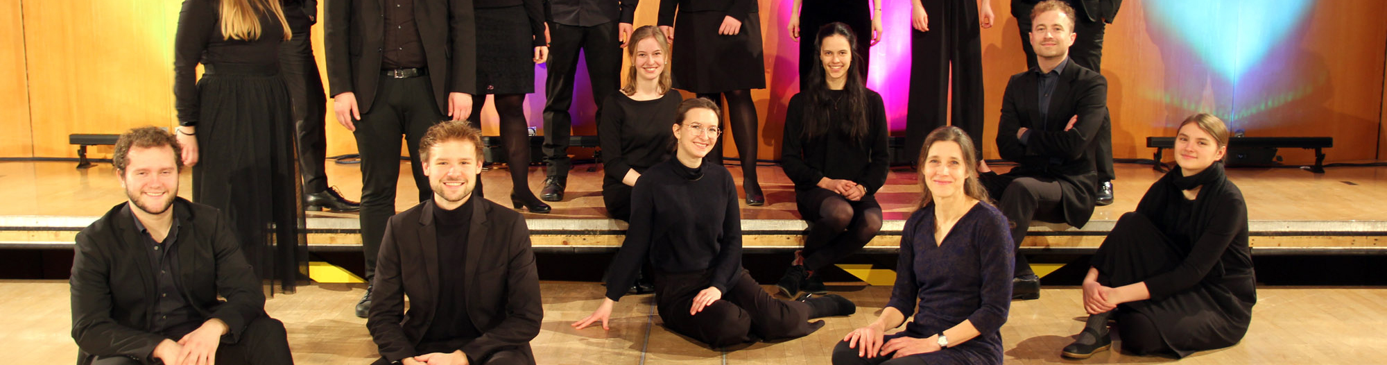 The image shows singers on a stage.