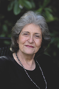 Portrait einer Frau im Grünen