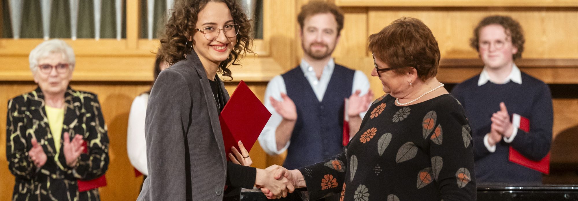 Das Bild zeigt mehrere Menschen auf einer Bühne.