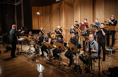 The picture shows jazz musicians on a stage.