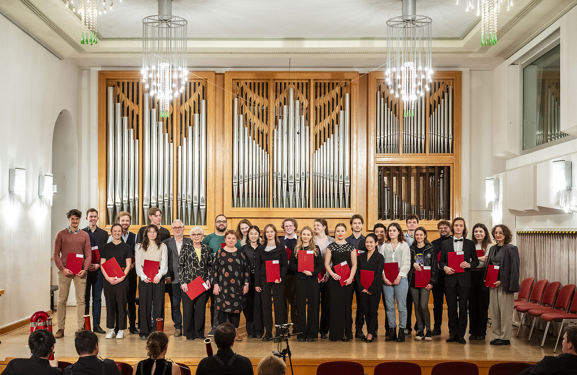 Das Bild zeigt eine Gruppe von Studierenden auf einer Bühne. 