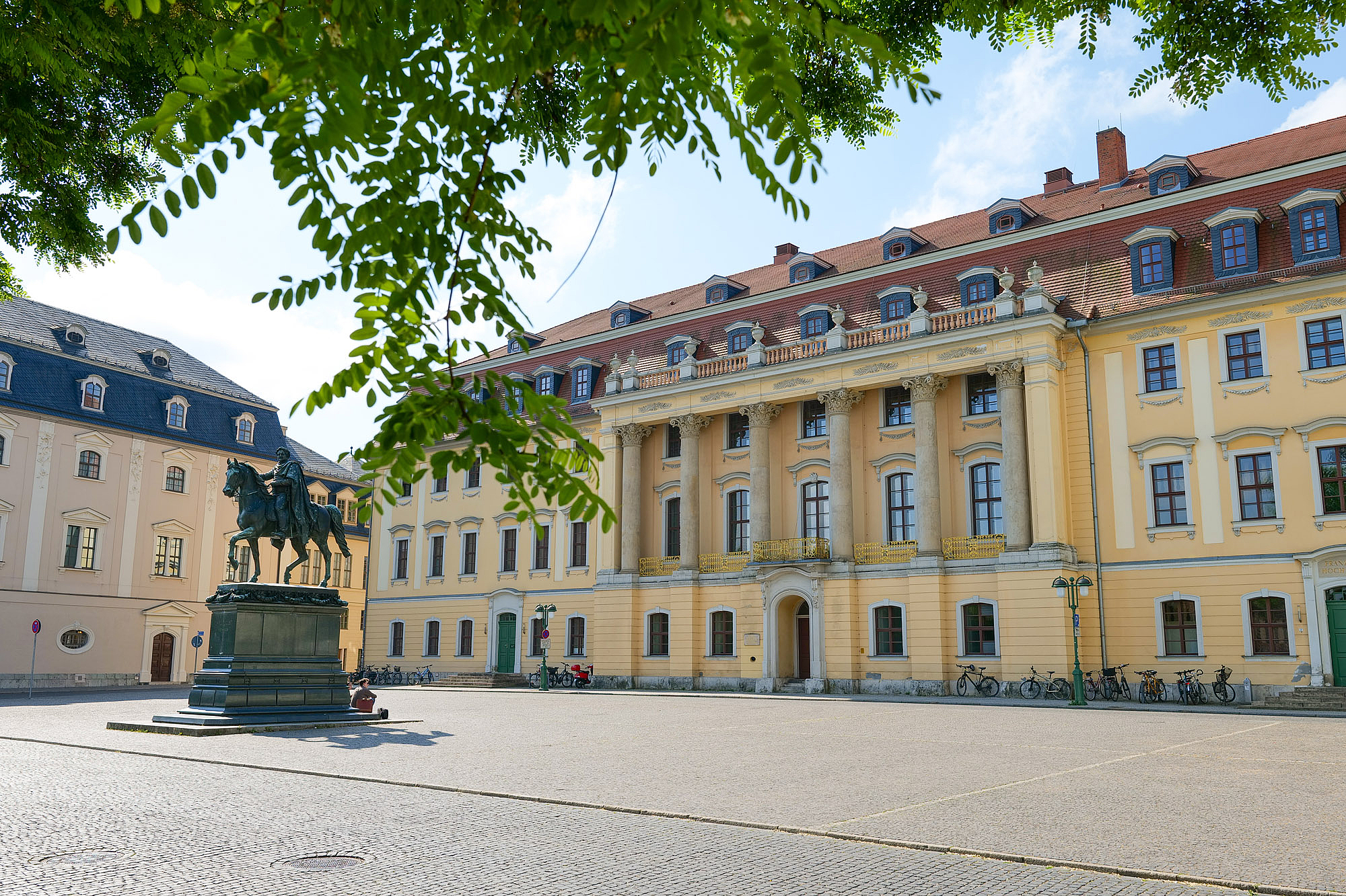 Das Bild zeigt ein historisches Gebäude.