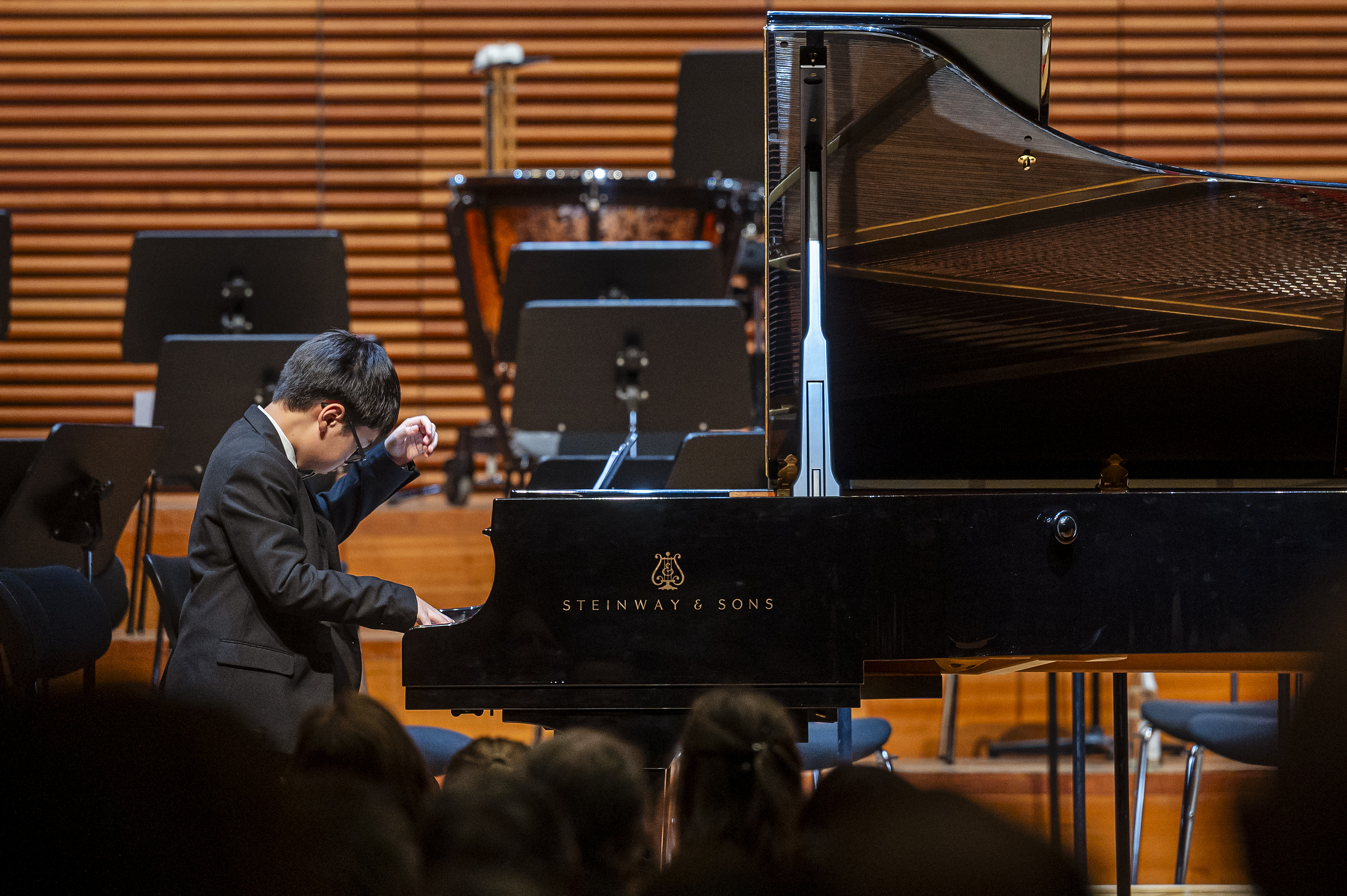 Das Bild zeigt einen jungen Pianisten