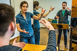 Unterricht von Chorleitungsprofessorin Kerstin Behnke