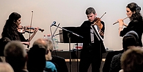 Anoush Seferian (Geige), Tamás Fazekas (Bratsche) und Gabriella Balog (Flöte) (von links nach rechts) spielen das Trio B-Dur für Flöte, Geige und Bratsche op. 48 (1940) von Günter Raphael (1903–1960)