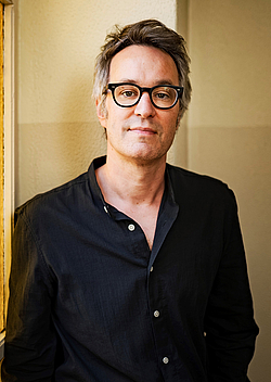 Das Bild zeigt einen Mann.