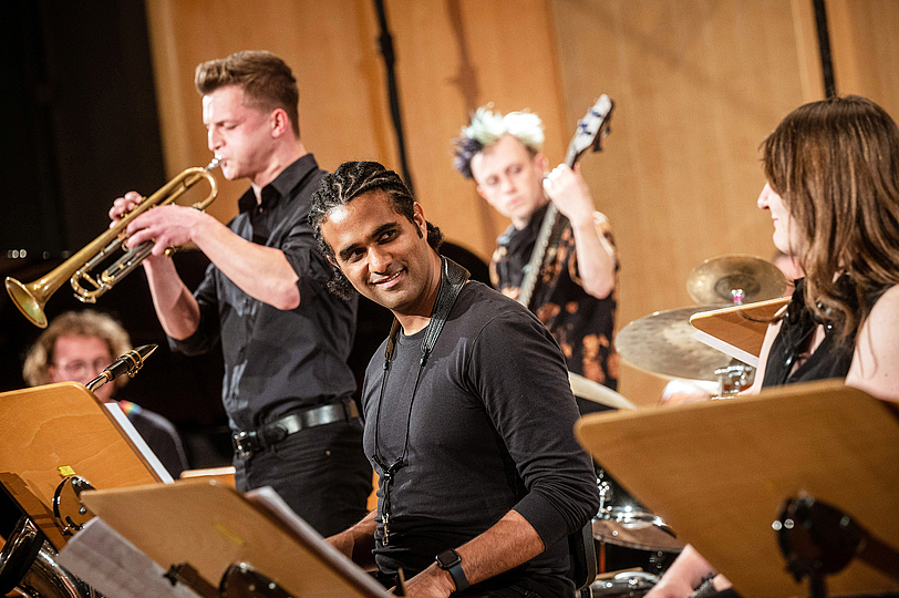 Big band plays songbook