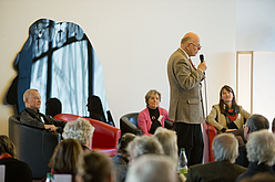 Die Hochschulleitung (im Bild: Prof. Dr. Christoph Stölzl, Präsident) begrüßt die Ehemaligen.