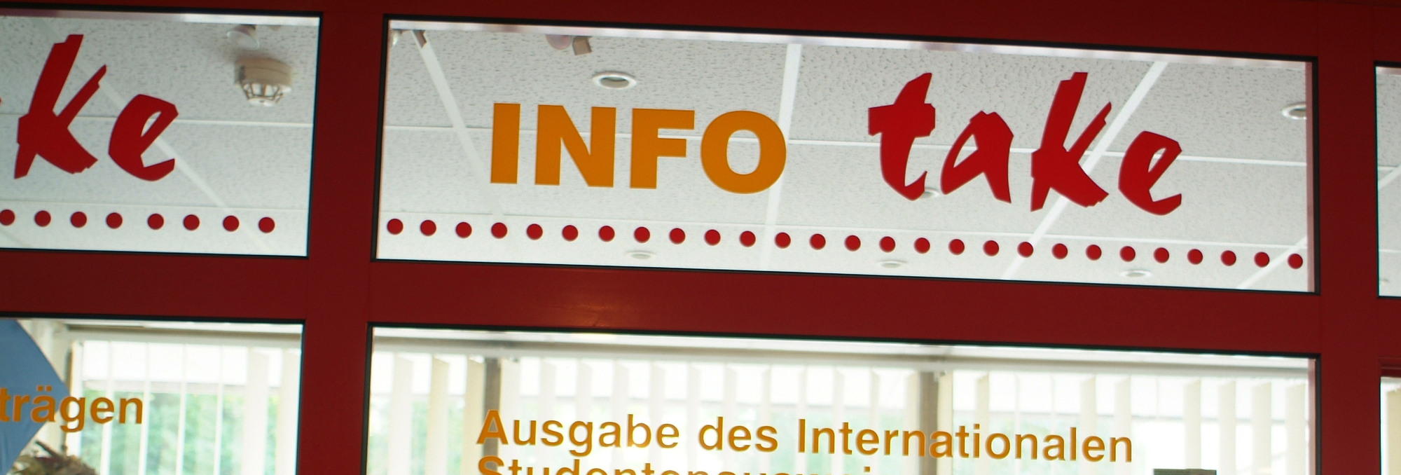 Das Bild zeigt die Glasfront eines Büros.