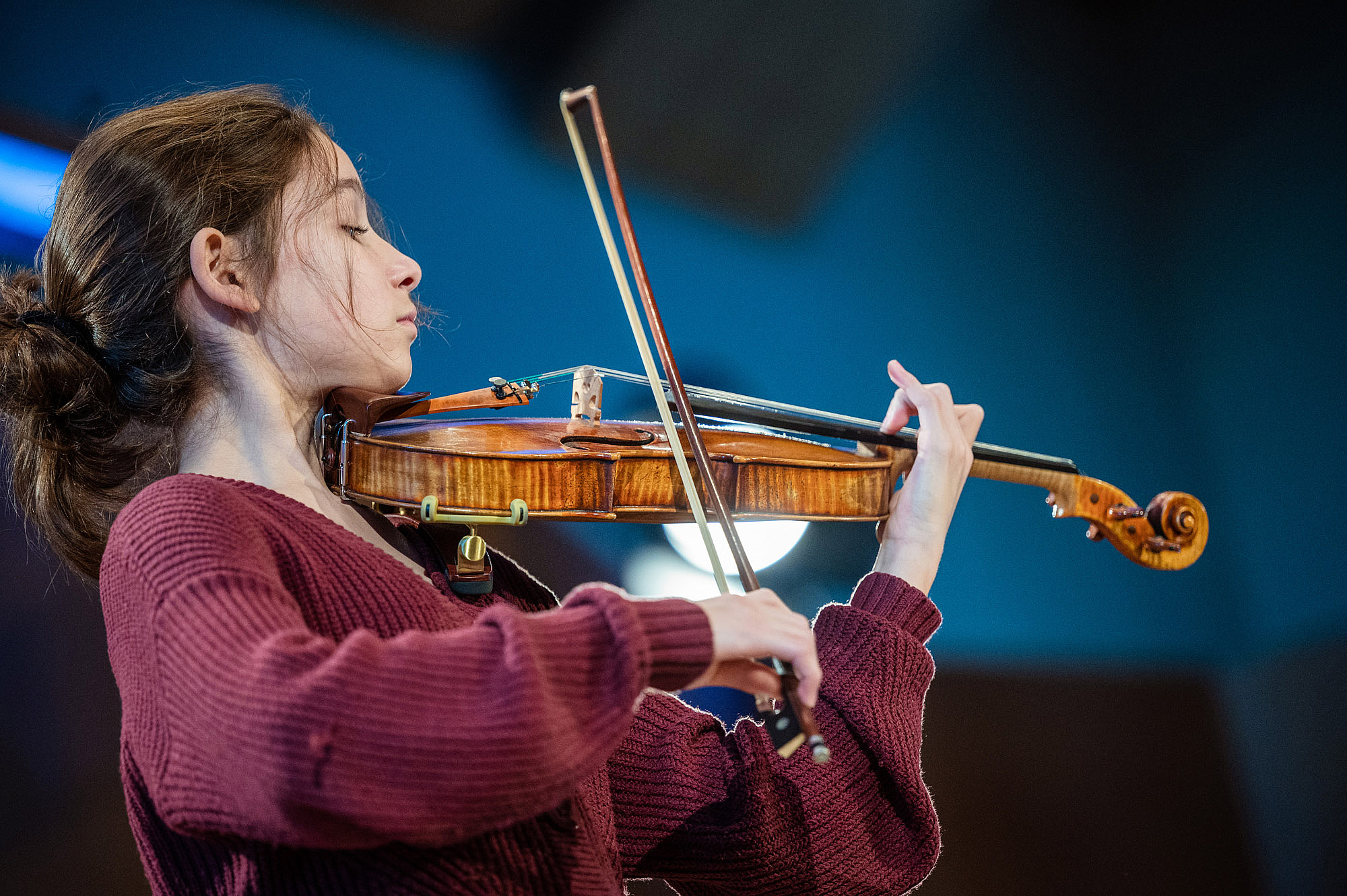 Das Bild zeigt eine junge Frau mit einer Violine.