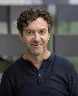 Das Bild zeigt einen Mann.