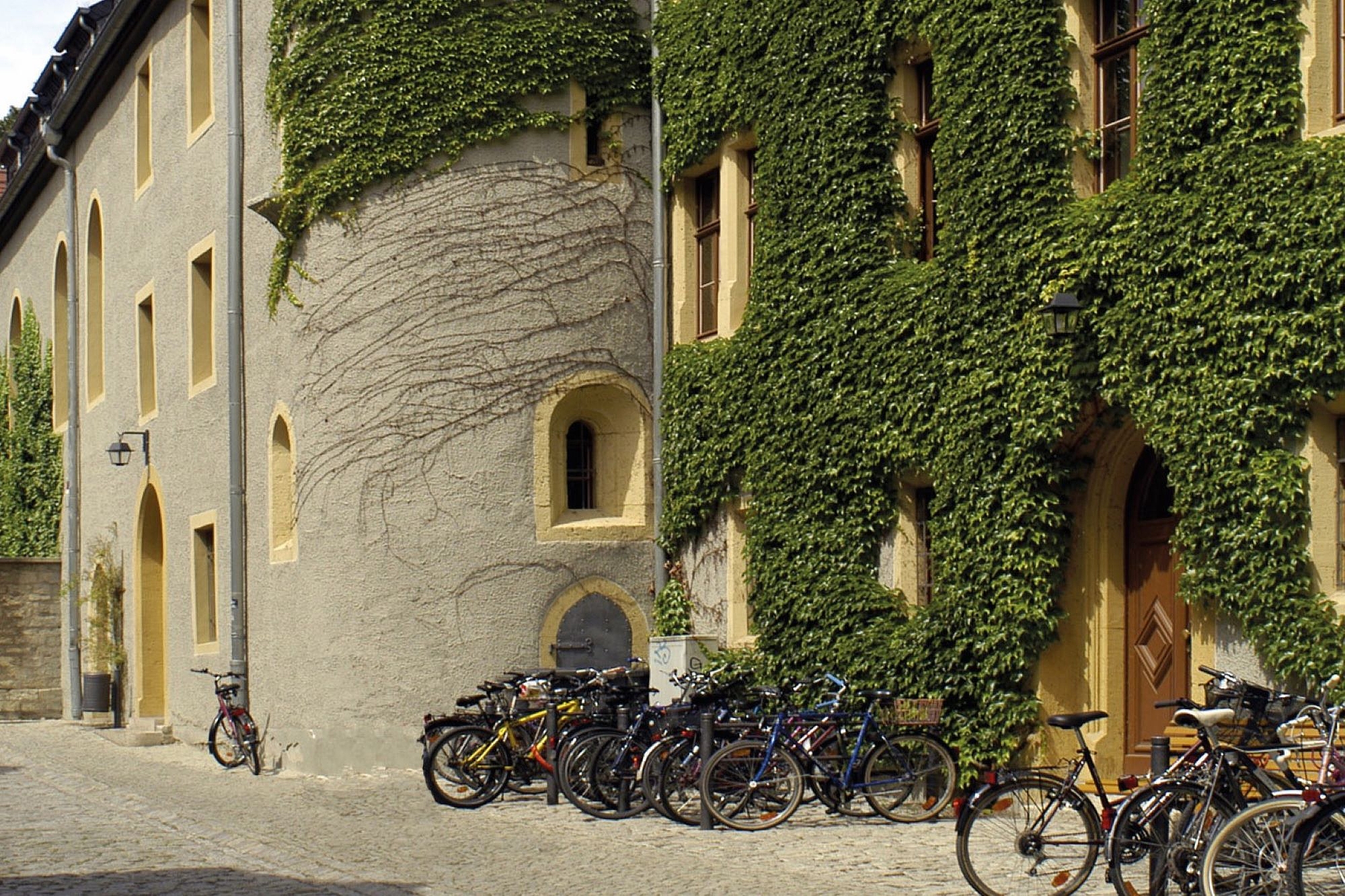 Das Bild zeigt ein historisches Gebäude.