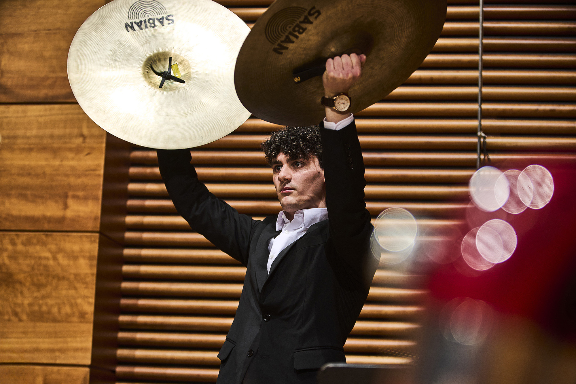 Das Bild zeigt einen Mann mit Becken.