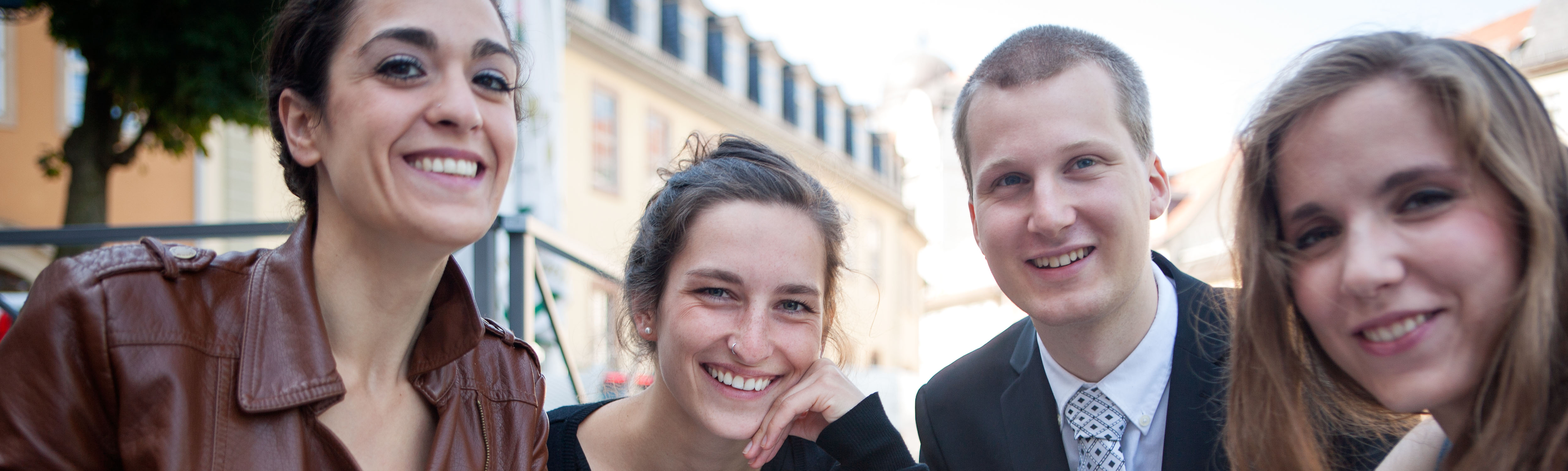 Das Bild zeigt vier junge Menschen.