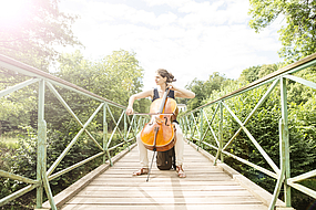 Cellistin im Park an der Ilm