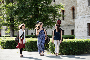 Studentinnen vor dem hochschulzentrum am horn