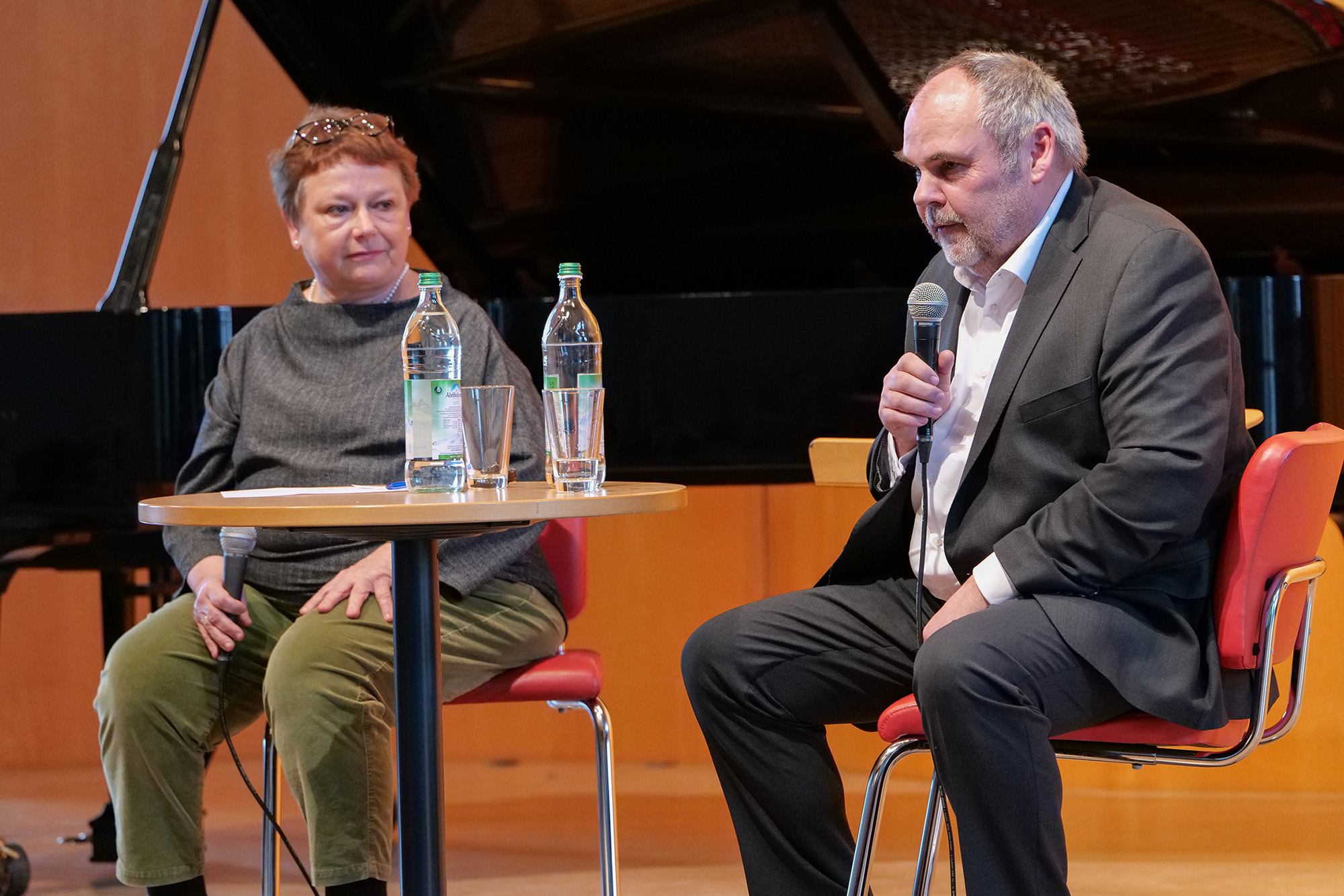 Das Bild zeigt einen Frau und einen Mann auf einer Bühne.