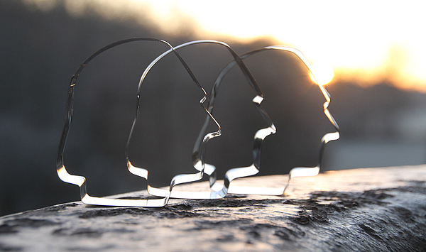 Das Bild zeigt Silhouetten des Komponisten Franz Liszt.