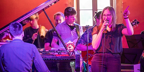 Schulmusik-Big Band + Vokalsolist*innen   