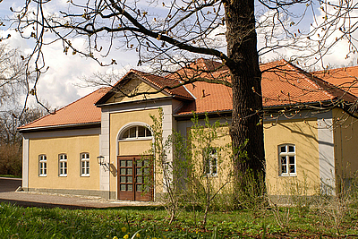 The picture shows a historical building.