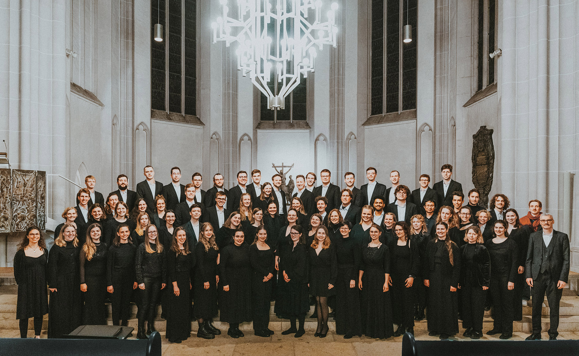 Das Bild zeigt eine Gruppe von Menschen in einer Kirche.