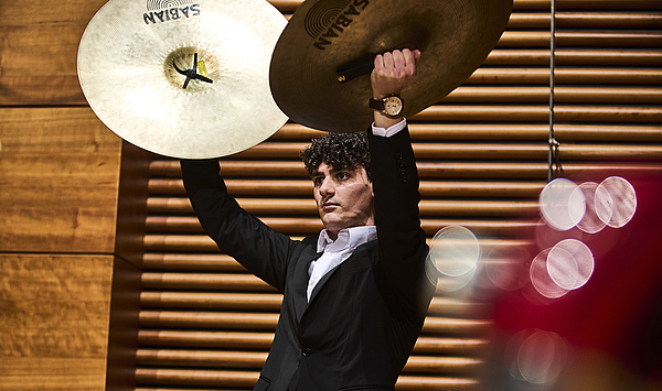 Das Bild zeigt einen Mann mit Becken.