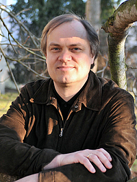 Das Bild zeigt einen Mann.