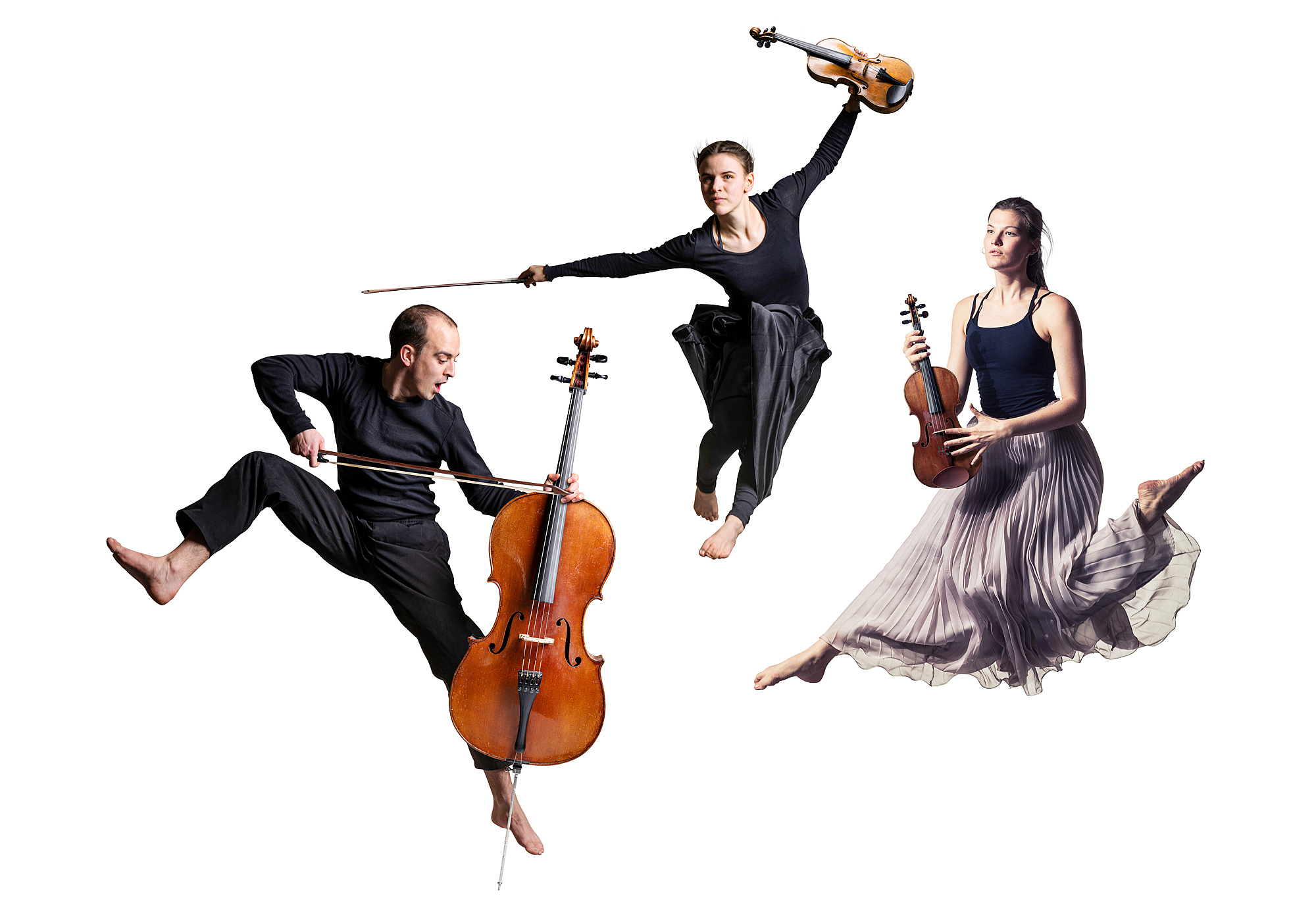 Das Bild zeigt das drei Musikerinnen in Bewegung