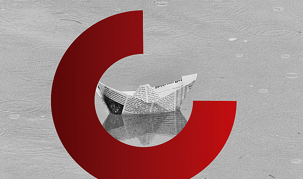 Das Bild zeigt ein Papierschiffchen auf einer Wasserfläche.