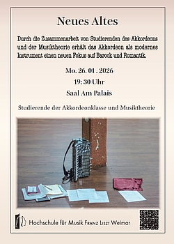 Ein Akkordeon, das auf dem Boden steht, davor Notenblätter und darüber die Daten für das Semesterabschlusskonzert