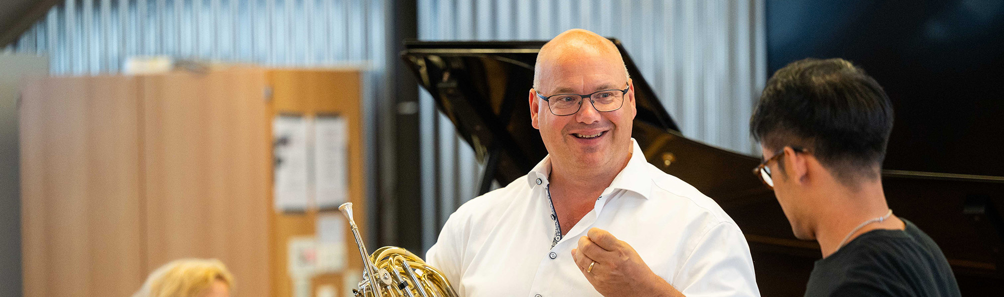 Das Bild zeigt einen Hornprofessor mit seinem Studenten.