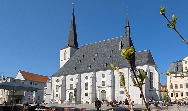 Das Bild zeigt eine Kirche.