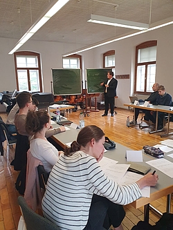 Das Bild zeigt eine Gruppe von Menschen an einem Tisch.